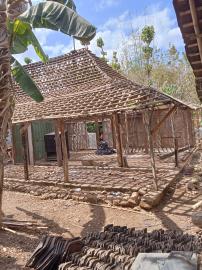Warga Nogosari 1 Gotong Royong Bongkar Rumah untuk Program Bedah Rumah